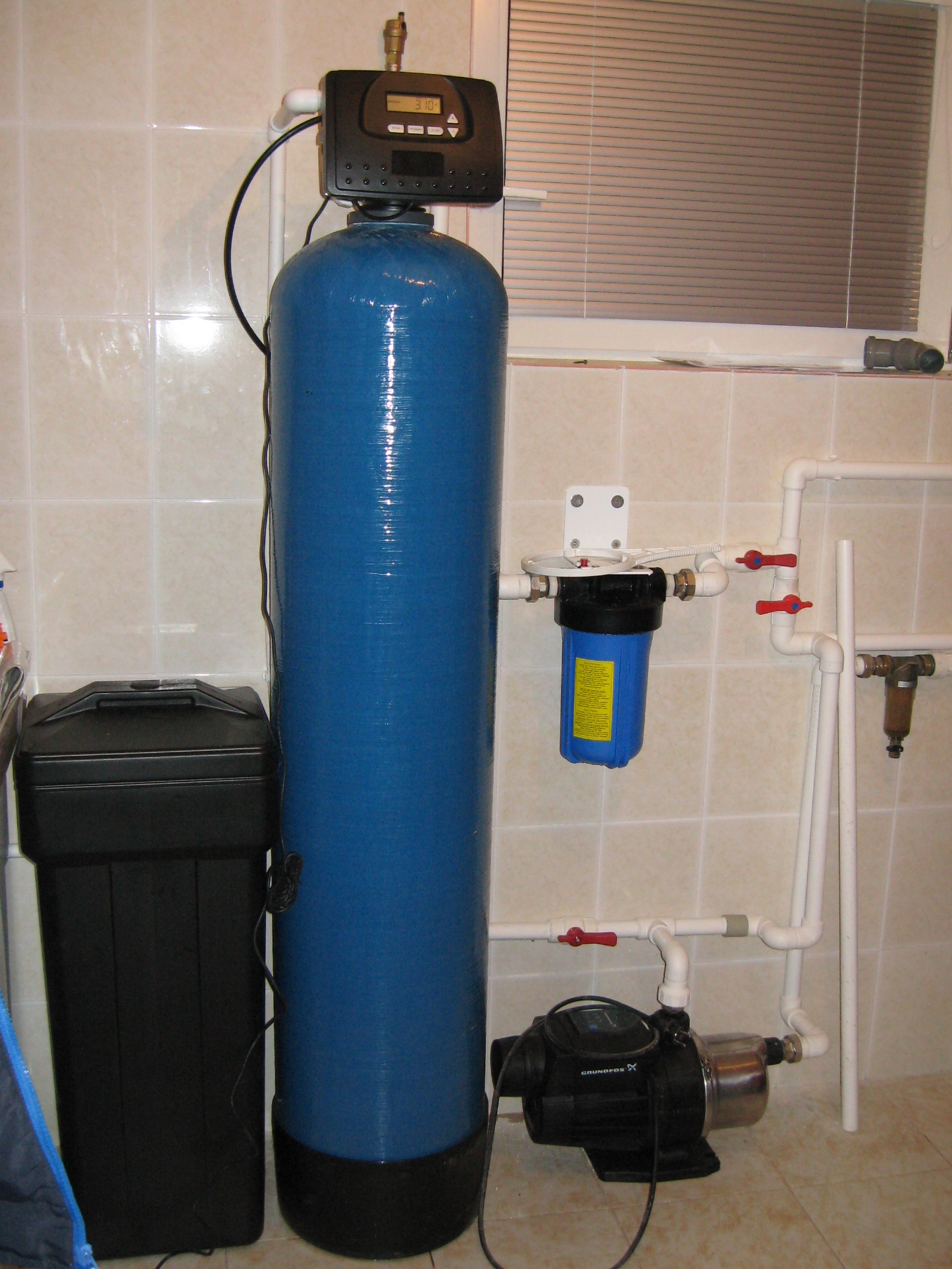 Умягчитель воды Гейзер f63с. 1054 Колонна для очистки воды. Фильтр умягчитель для воды в коттедж. Водоподготовка для дома от скважины.