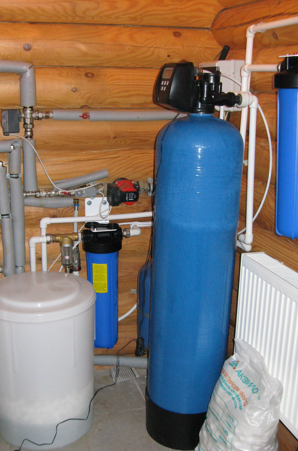 Купить фильтр для воды от извести. Фильтр воды Аквафор для скважины. Фильтр обезжелезиватель для воды из скважины. Бак для обезжелезивания воды из скважины. Фильтр Аквафор обезжелезивание.
